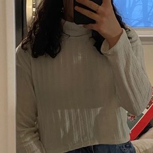Super cute cropped turtle neck🤍
